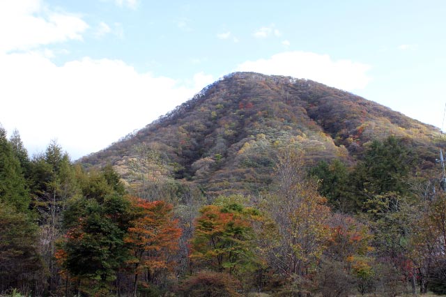 下から見た榛名富士と烏帽子岳-1.jpg