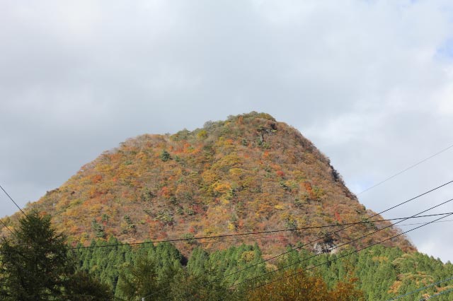 下から見た榛名富士と烏帽子岳-2.jpg