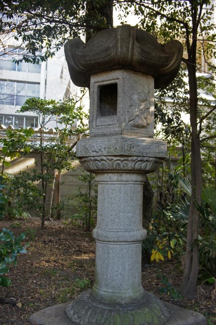 奥の院型灯篭-1.jpg