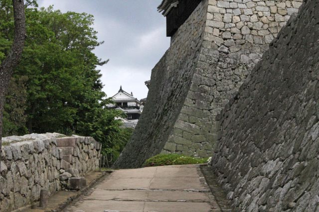 丸亀城の石垣-1.jpg