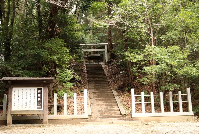 鎌足の墓-1.jpg