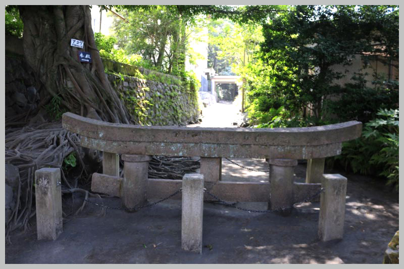 埋没鳥居、黒神-1.jpg