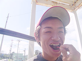 給油所で働く川島亀三郎氏にピノを与える。