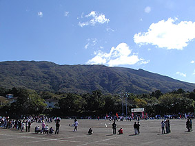 体育祭会場のつばき小学校グランド。どうかしてるくらい快晴。