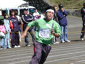 激走をみせる岡田青年団のイケメン代表・長嶋氏