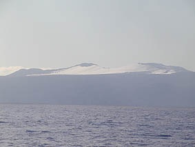雪化粧した三原山に見送られ、いざ決戦の地へ!