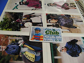 徳吉騎手の写真とGO!JRAジョッキーのマイジョッキー会員証。