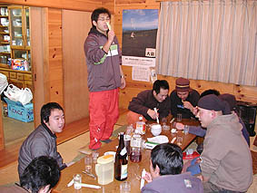 三佳での二次会。長嶋洋平氏が華麗に木遣りを披露。