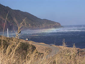 筆島周辺で何故か海が虹色に。