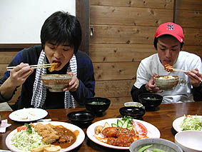 アグレッシブにメシを食うキミと洋平。