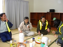 しばしの休憩で暖をとる