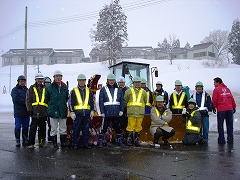 除雪機の前で記念撮影