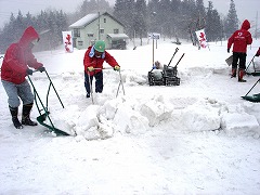 まずはスノーダンプで雪をかき集める
