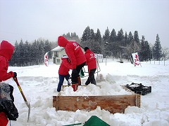 型枠を使って、雪を詰め込む