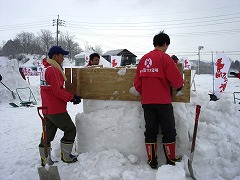 型枠を上にずらして、どんどん積み上げていく