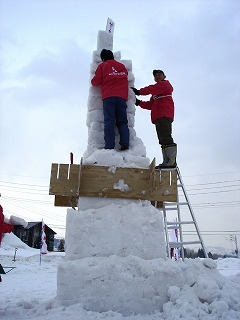 型枠をやめ、ブロック型の雪を積み上げる