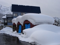 車庫の上にも、こんな量の雪が・・・