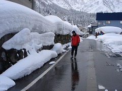 湧水や川の水を引いて、道がきれいに消雪されています