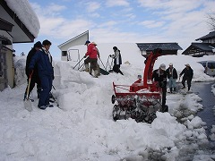 スコップ、スノーダンプ、小形除雪機のみごとな連携
