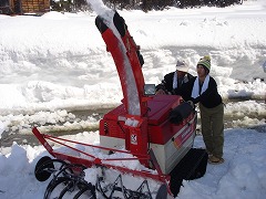 今回は特別に小型除雪機を操作させて頂きました