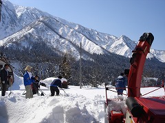 今シーズン最後の雪かき道場、晴天に恵まれました