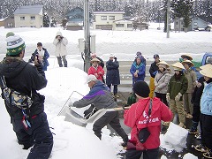 地元の師範からもスノーダンプの使い方を伝授