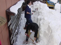 隠れていた窓を、雪掘りします