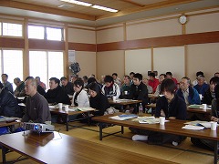 皆さん真剣に「雪かき道」を学びます