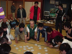 夜は恒例の! ユキカキカルタです!