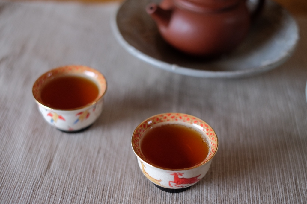 プーアル茶を飲む