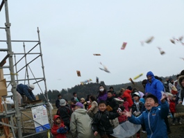 上棟式餅まき