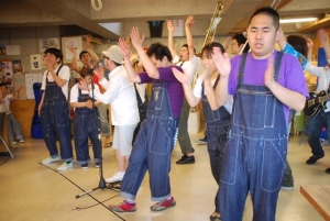 手を叩く