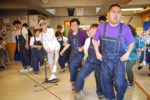 足をならす