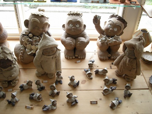 陶人形 （萩原礼子、作） 癒しの世界 | 旧車ガレージ 車楽