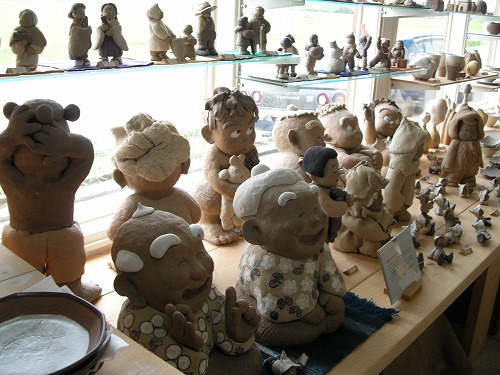 陶人形 （萩原礼子、作） 癒しの世界 | 旧車ガレージ 車楽