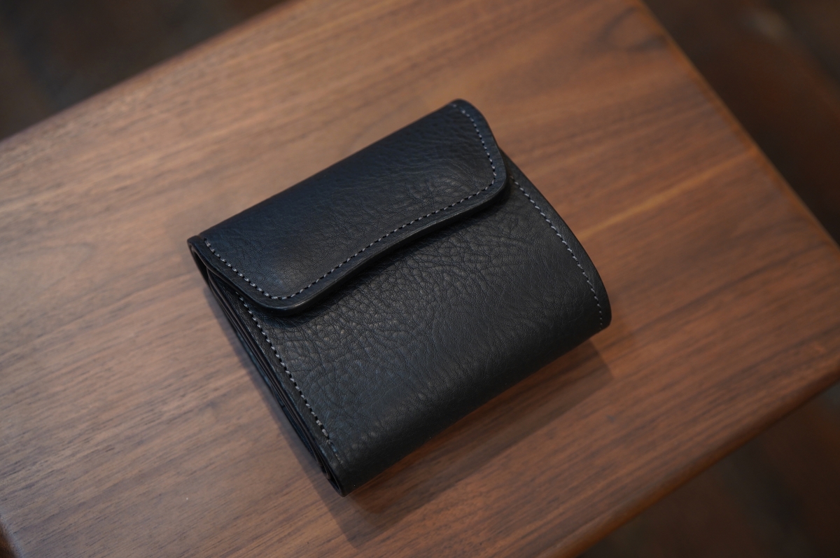 acca bottega ギャルソン三つ折り財布　黒　アッカボッテガ acca bottega（アッカボッテガ）さんからの新作、ギャルソン三つ折り