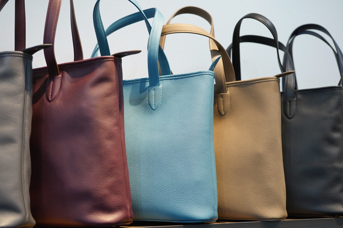 ルイ美品 イタダキ シュランケンカーフ ボニー レザー トートバッグ ル・ボナーさんのフェルミートート、是非引き続きお楽しみを