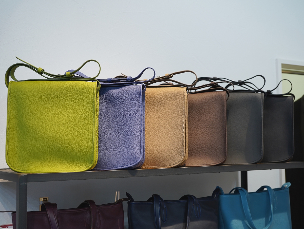 ル・ボナーさんのディプロマショルダー、5年ぶり！！に嬉しい入荷です