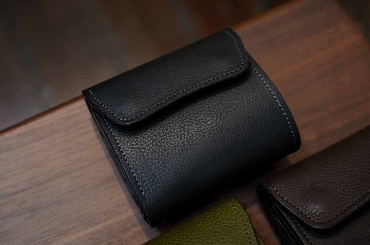 acca bottega（アッカボッテガ）さんの三つ折り財布、少し入荷したので