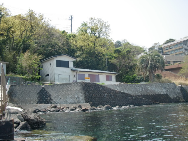 海目の前物件お預かりしました。目の前にスキューバーの練習場、釣り堀があります。ボート横付けは出来ません。 | 伊豆恋ブログ(伊豆来いブログ)