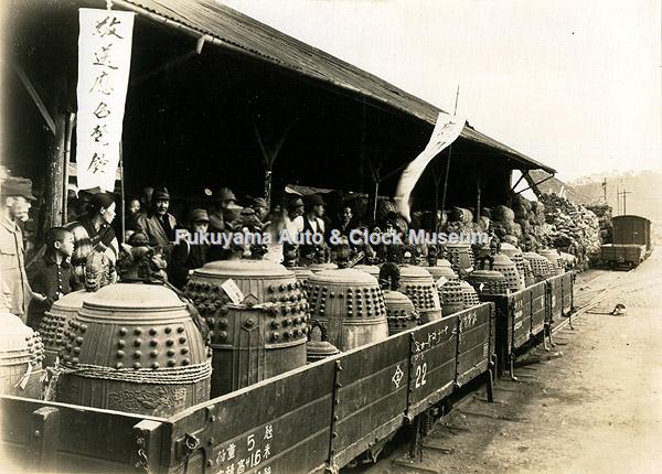 戦時供出の梵鐘を載せた井笠鉄道の無蓋貨車ホト20・22の写真