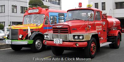 豊後高田 昭和の町で“異様”なボンネット大型車3台並びが実現