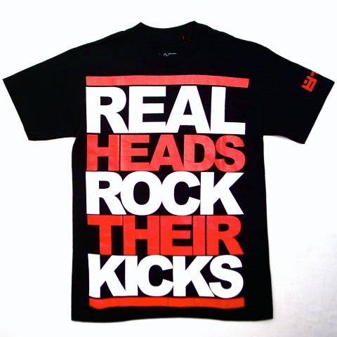 8&9 T-shirts Real Heads Rock Their Kicks Black