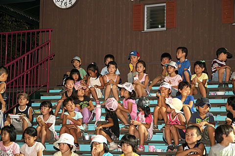 女子小学生　ドラム缶風呂 
