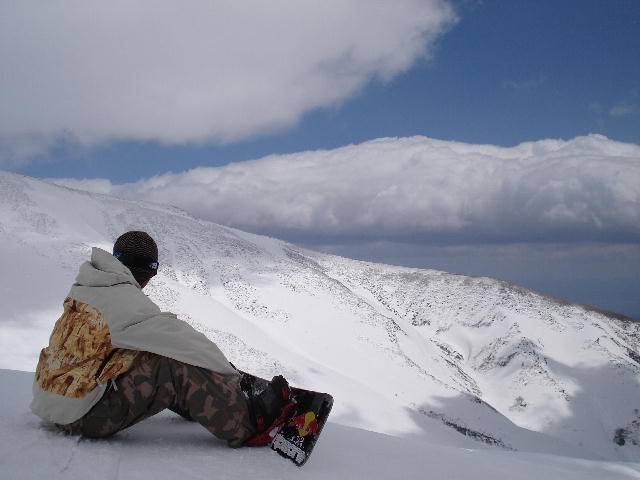 深山の雪 今日はめちゃ晴れててツーリング日和やったな☀️ 石鎚山も