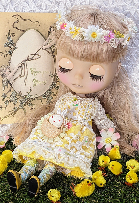 イースターエッグに入ったミニチュアドール エッグはシルクに水彩画 イースターエッグに入ったミニチュアドール エッグはシルクに水彩画