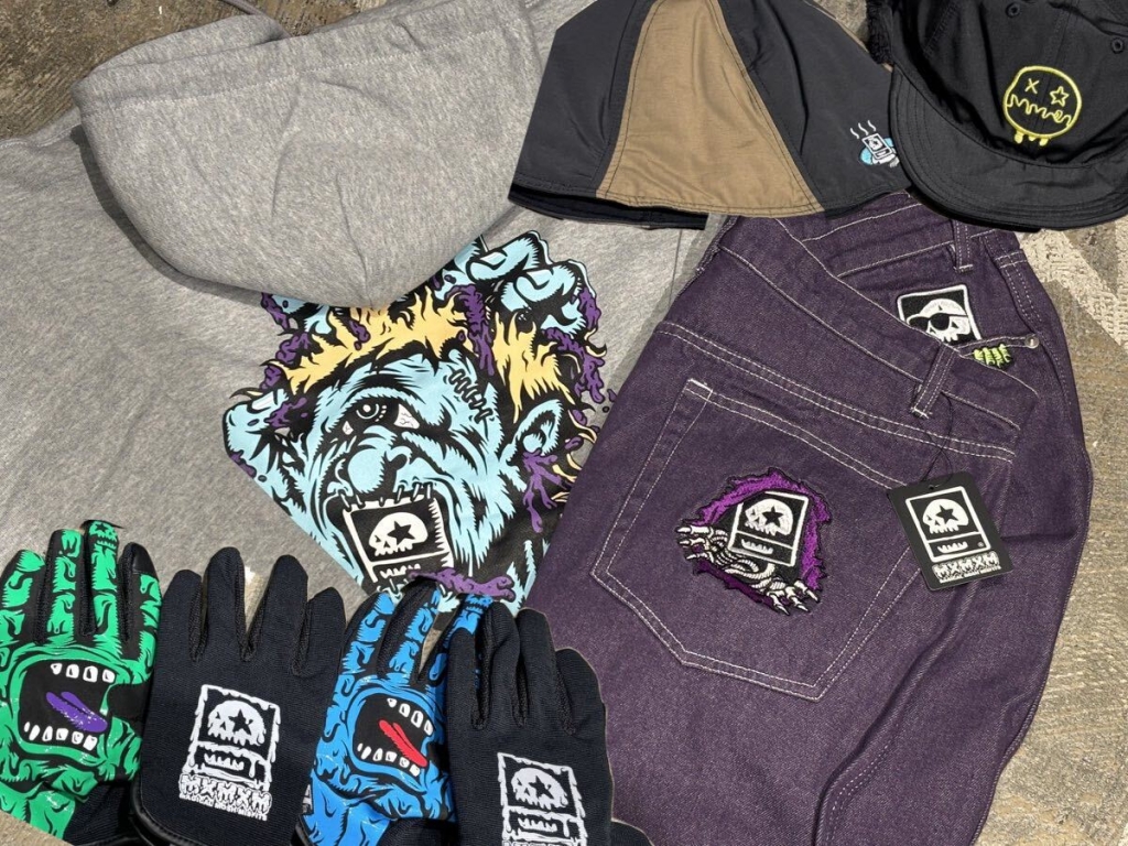 激安先着 ✕ SantaCruz MagicalMoshMisFits （MAGICAL コラボグローブ 小物