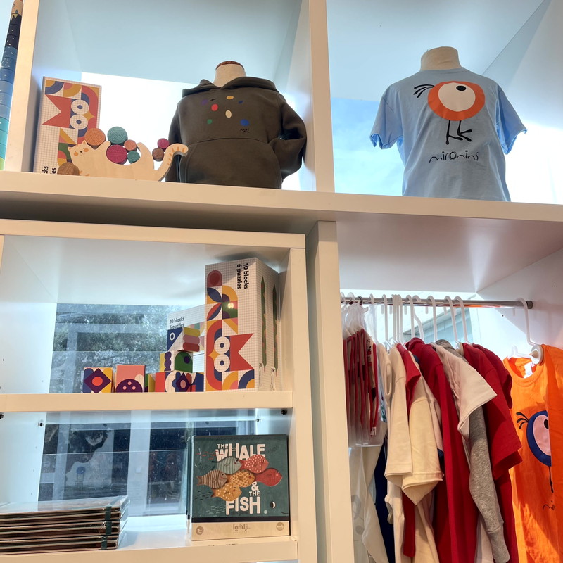 美術館グッズ【12013】 Tシャツ（S）赤 FCバルセロナ75周年（ミロ