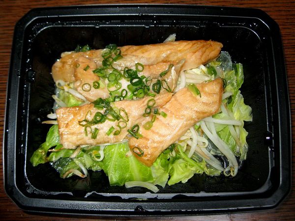 さけハラスもろみ醤油と野菜のレンジ蒸し