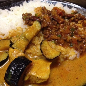茄子チキンと豆カレーあいがけ